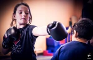 Jeune fille apprenant à boxer
