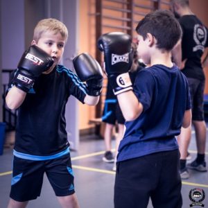 deux enfants occupés à boxer