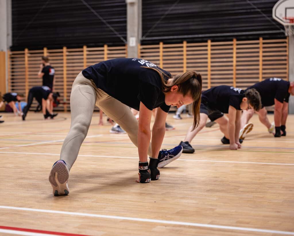 Justine fait un grand écart au krav maga