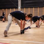Justine fait un grand écart au krav maga
