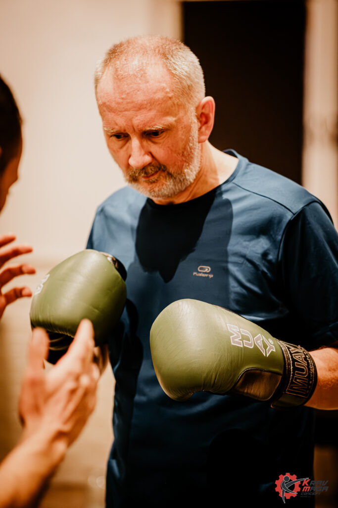 Pratiquant travaillant sa garde pendant un combat de Krav Maga