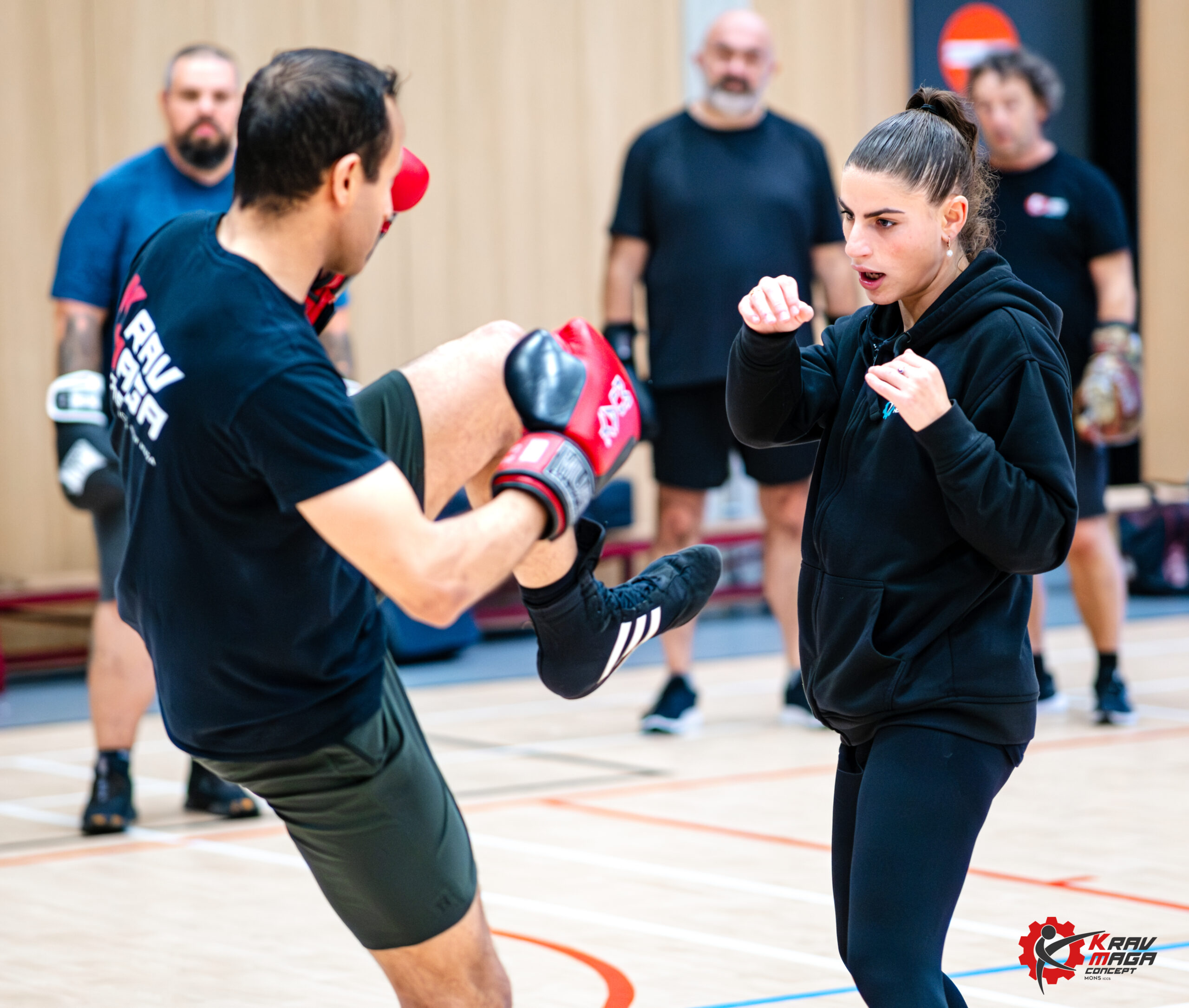 Partenaires réalisant un exercice de boxe à intensité contrôlée