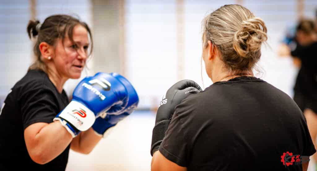 Exercice de sparring léger avec gants et protections